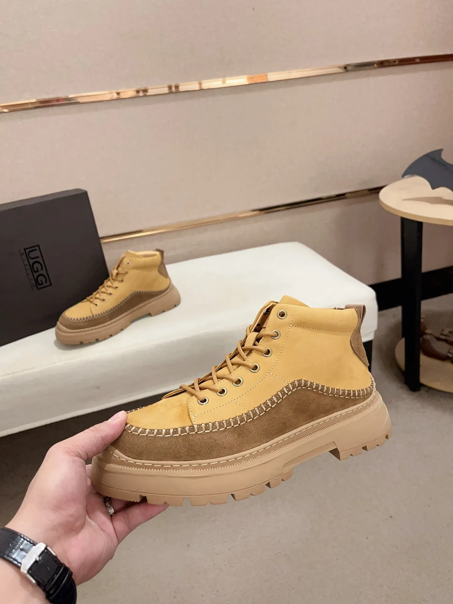 Factory price: 760💰North American men's shoes Ugg ☃️In the special sale of new high-quality men's shoes snow boots in autumn and winter, the nemesis of extreme cold weather! Made of cowhide leather, merino wool lining, and original outsole, whether driving, outdoor or daily wear, there is always one that suits you! Code number 39-44